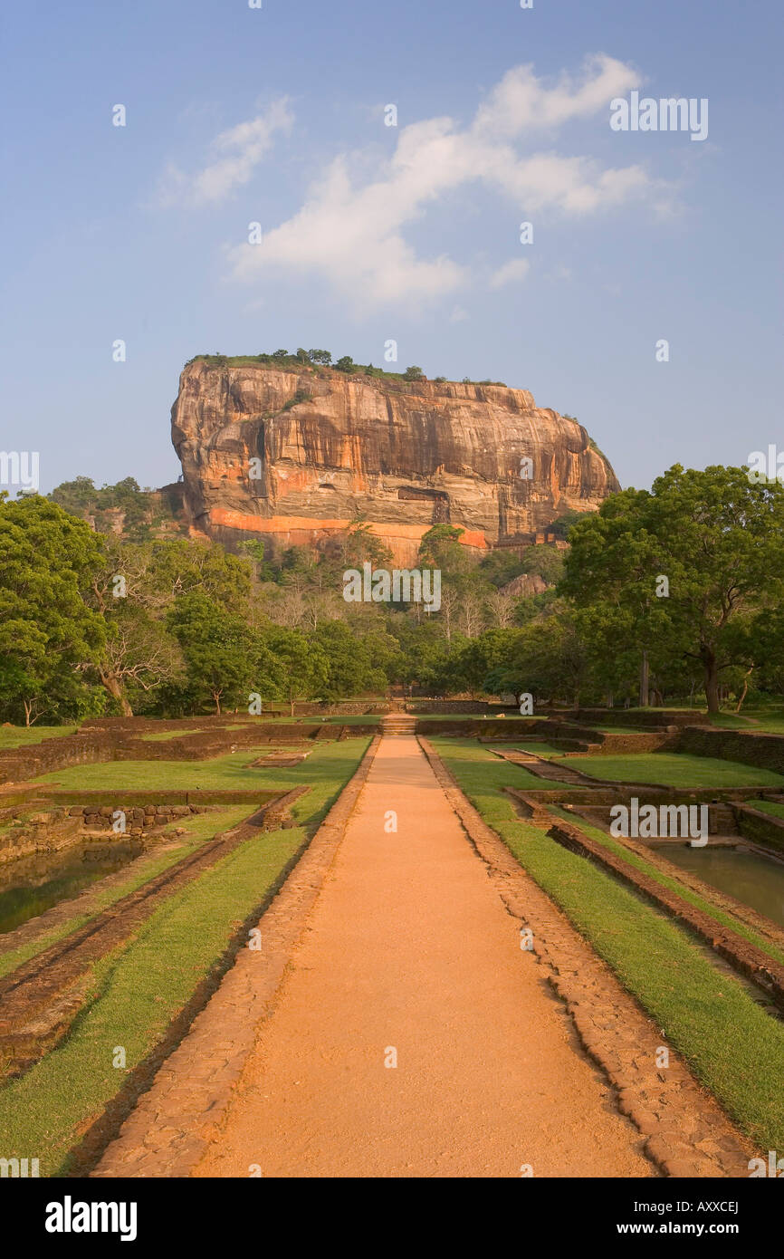 La Fortezza di Roccia di Sigiriya (Lion Rock), il Sito Patrimonio Mondiale dell'UNESCO, Sri Lanka, Asia Foto Stock