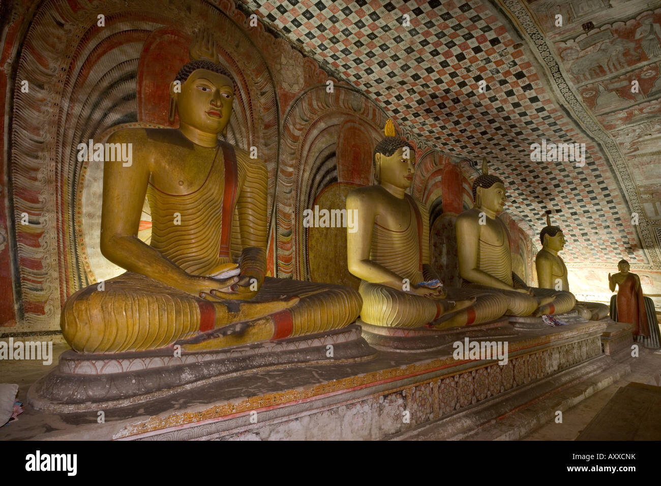 Maharaja Viharaya grotta (Tempio del Re), Tempio Dorato, Grotta dei templi, Sito Patrimonio Mondiale dell'UNESCO, Dambulla, Sri Lanka, Asia Foto Stock