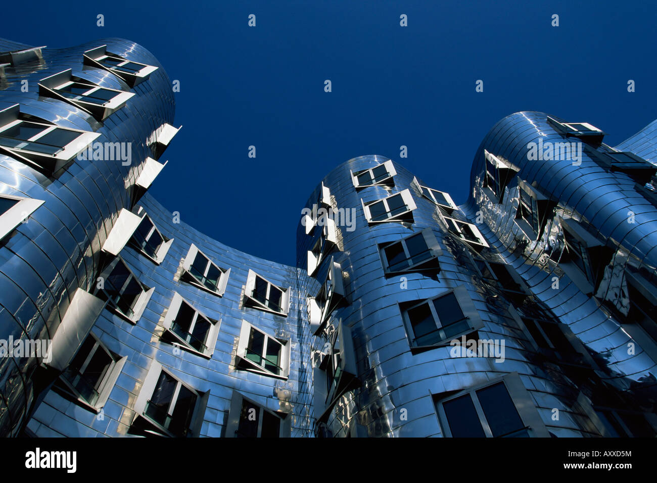 Il Neuer Zollhof edificio di Frank Gehry, al Medienhafen, Dusseldorf, Nord Reno-Westfalia, Germania, Europa Foto Stock
