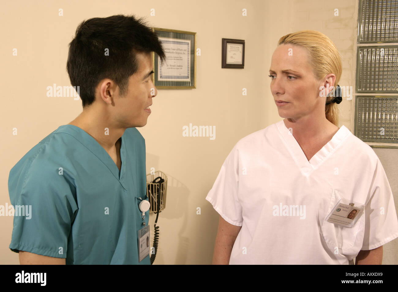 Il personale medico discute il loro paziente successivo. Foto Stock