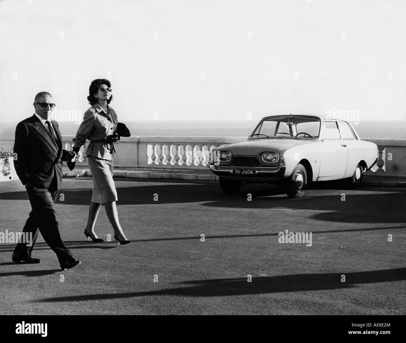 Callas, Maria, 3.12.1923 - 16.9.1977, cantante italiano, (soprano) di origine greca, a tutta lunghezza, con Aristotelis Onassis, posto auto, Hotel de Paris, Monaco, 1960s, , Foto Stock