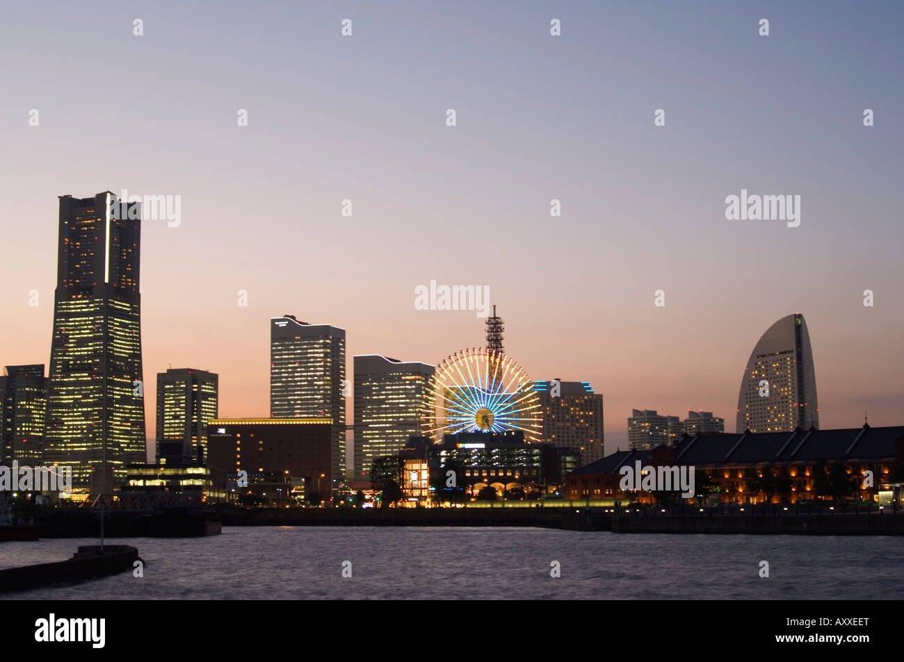 Landmark Tower e la grande ruota di notte, Minato Mirai, Yokohama, Giappone, Asia Foto Stock