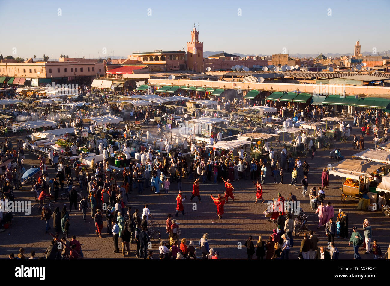 Djemaa el Fna con stand gastronomici riempiendo la piazza di sera, Marrakech (Marrakech), Marocco, Africa del Nord Foto Stock