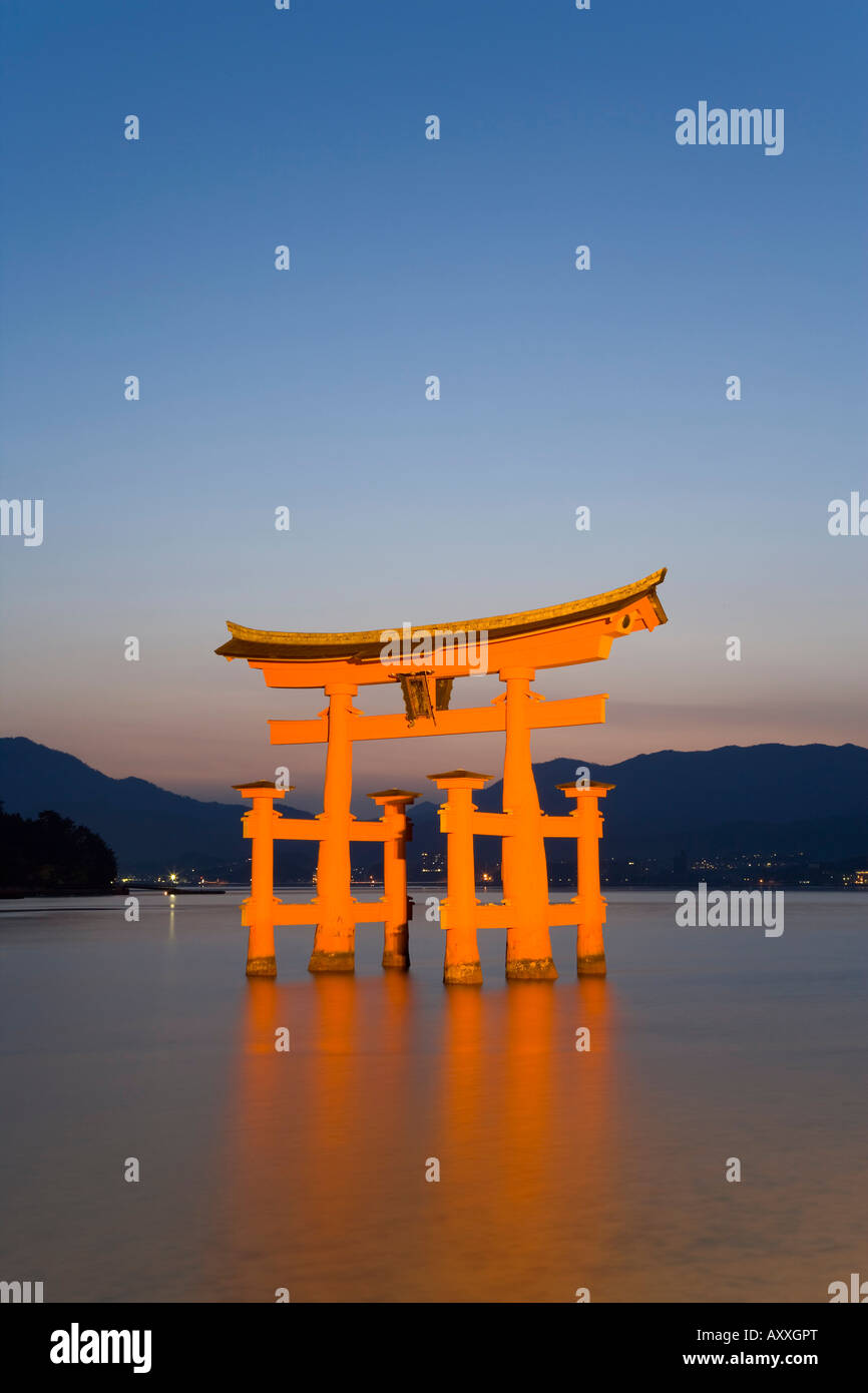 La floating gate torii di sacrario scintoista, santuario di Itsukushima, Miyajima, area di Hiroshima, isola di Honshu, Giappone Foto Stock