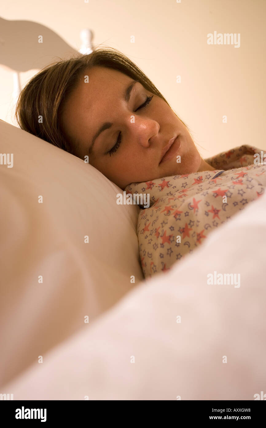 Giovane donna che dorme nel letto...da soli Foto stock - Alamy