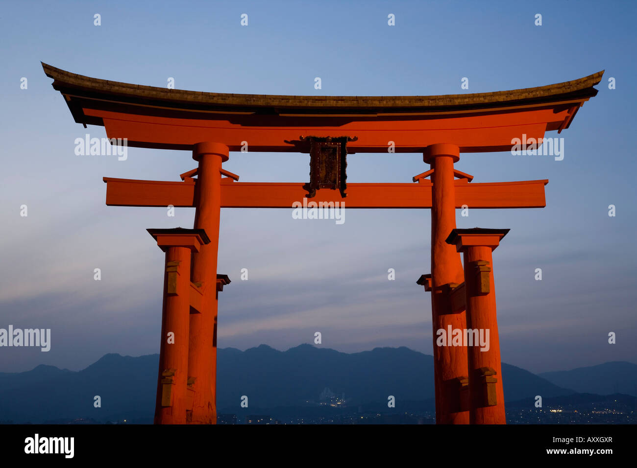 Floating gate torii di sacrario scintoista, santuario di Itsukushima, Miyajima, area di Hiroshima, isola di Honshu, Giappone Foto Stock