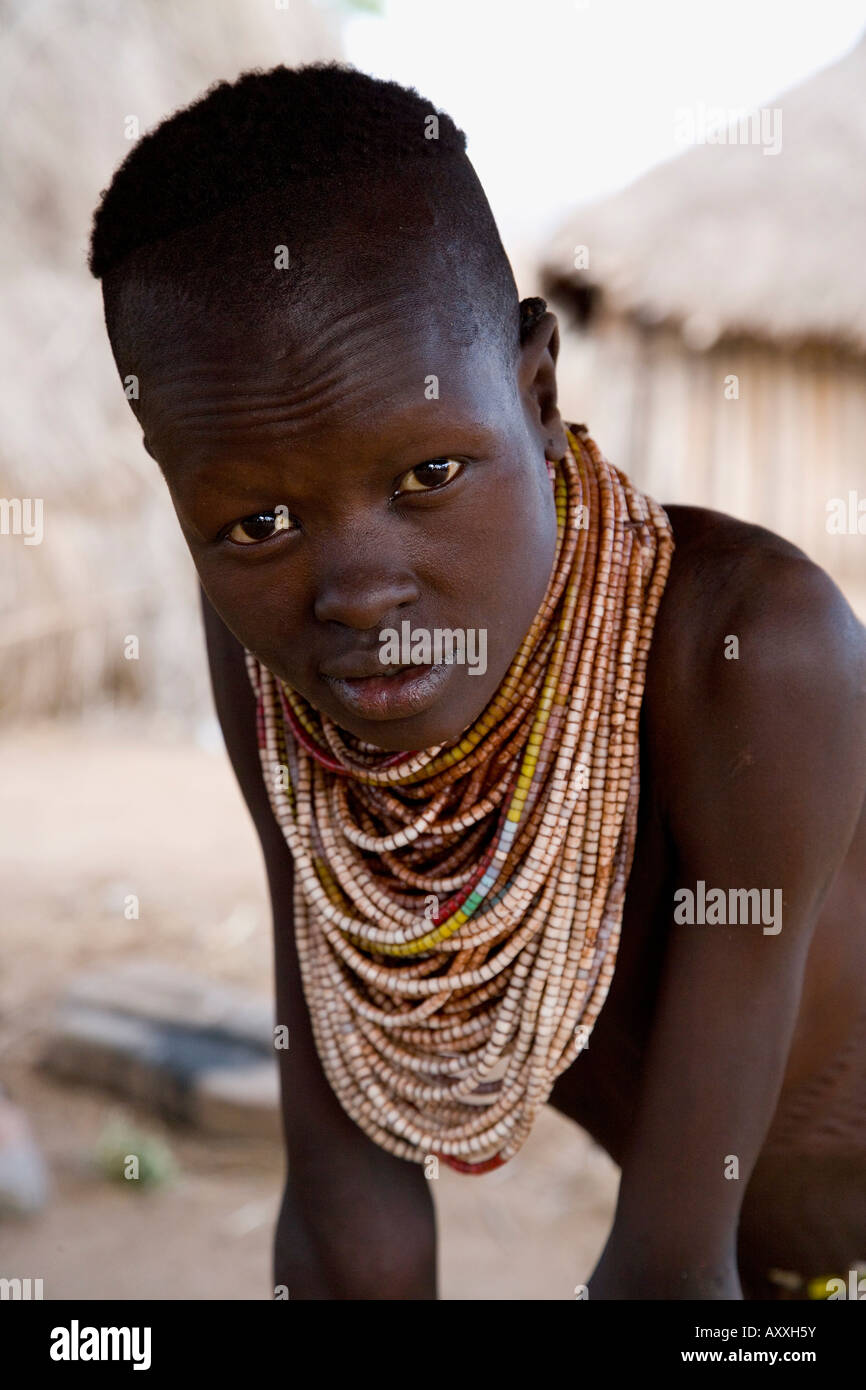 Ritratto di un Karo tribeswoman, bassa valle dell'Omo, Etiopia, Africa Foto Stock