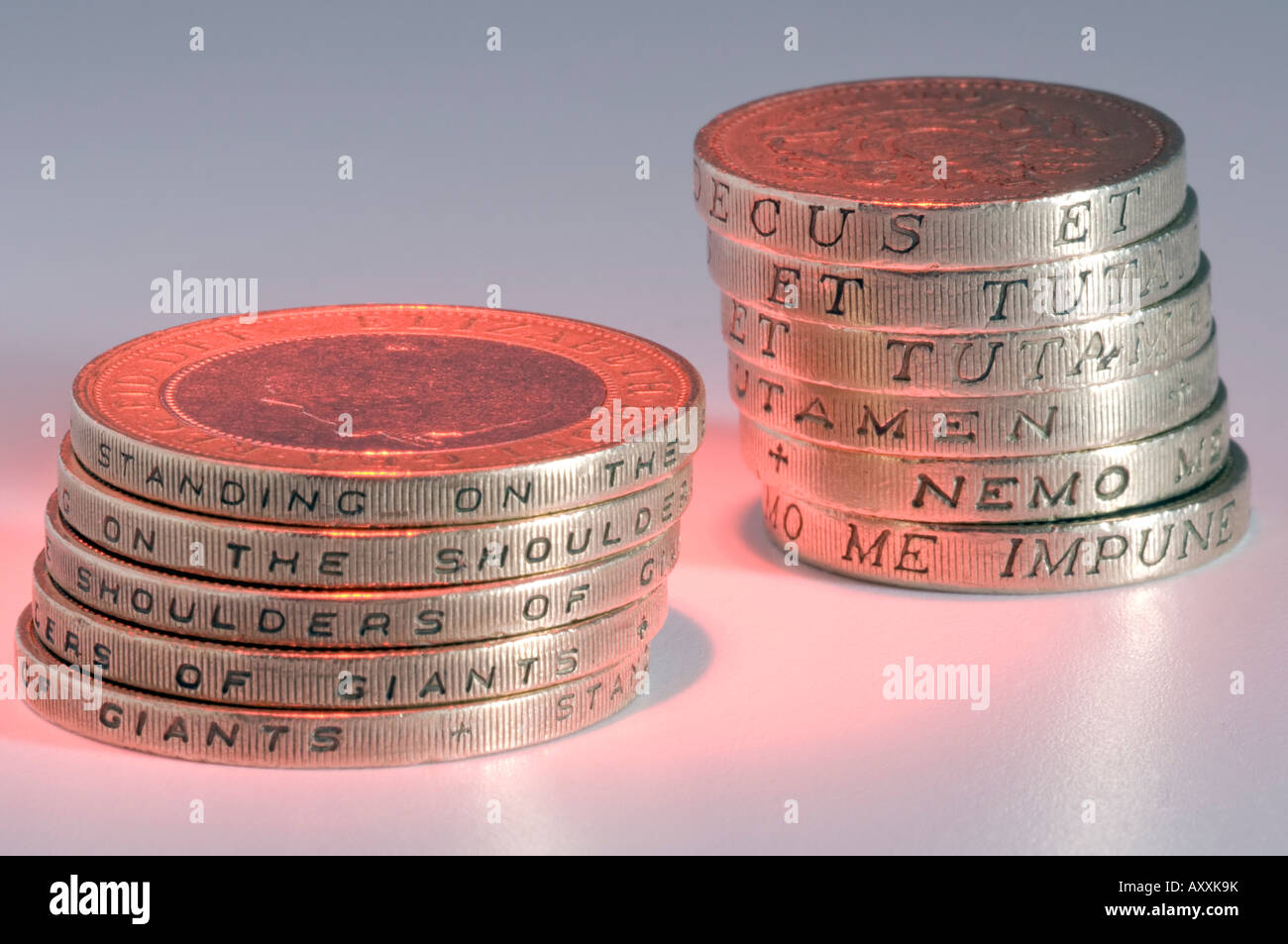 Una pila di una libbra e due monete cancelletto. Solo uso editoriale Foto Stock