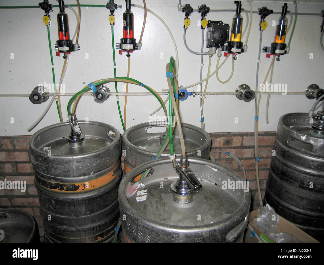 La cantina di birra l'installazione delle apparecchiature in bar public house Foto Stock