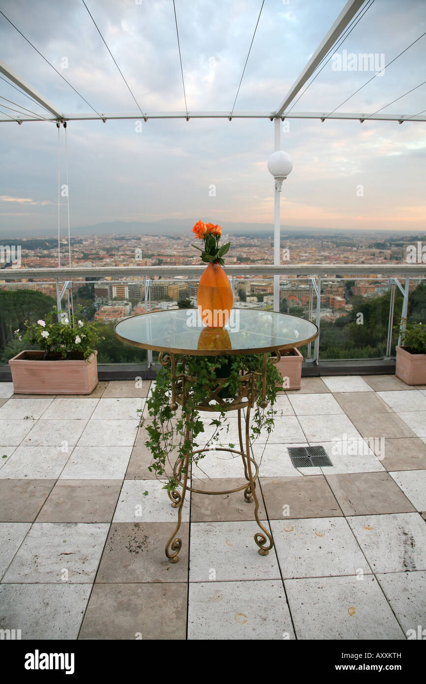 Terrazza di La Pergola ristorante nell'hotel Rome Cavalieri Hilton Waldorf  Astoria Foto stock - Alamy