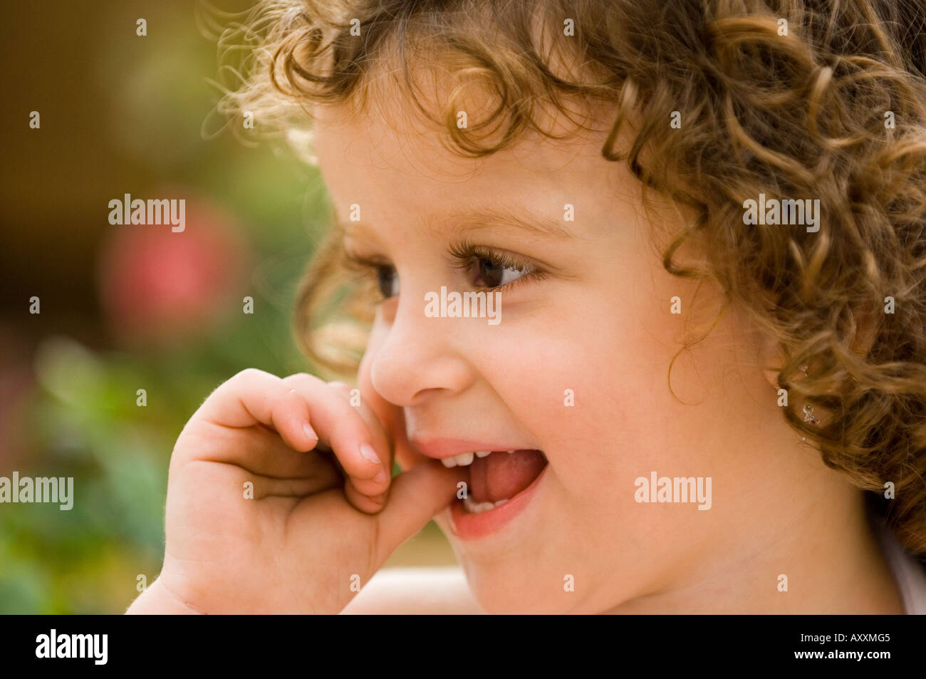 Shy giovane bambina Foto Stock