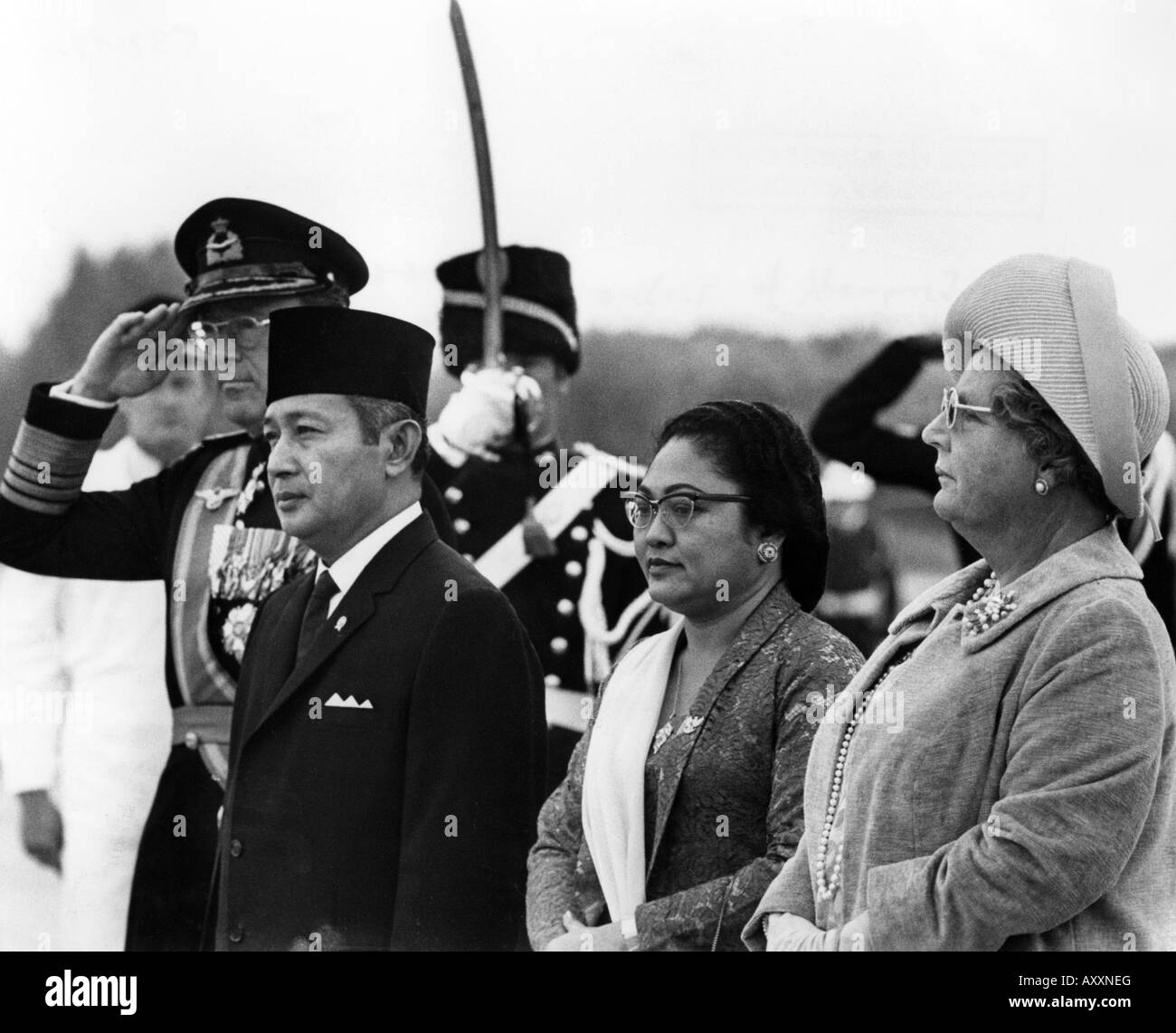 Suharto, Mohammed, 8.6.1921 - 27.1.2008, politico Ind., Presidente dell'Indonesia 1967 - 1998, a metà della lunghezza, con la moglie Tien Suharto e la regina Juliana, Aeroporto di Ypenburg, Paesi Bassi, 3.9.1970, Foto Stock