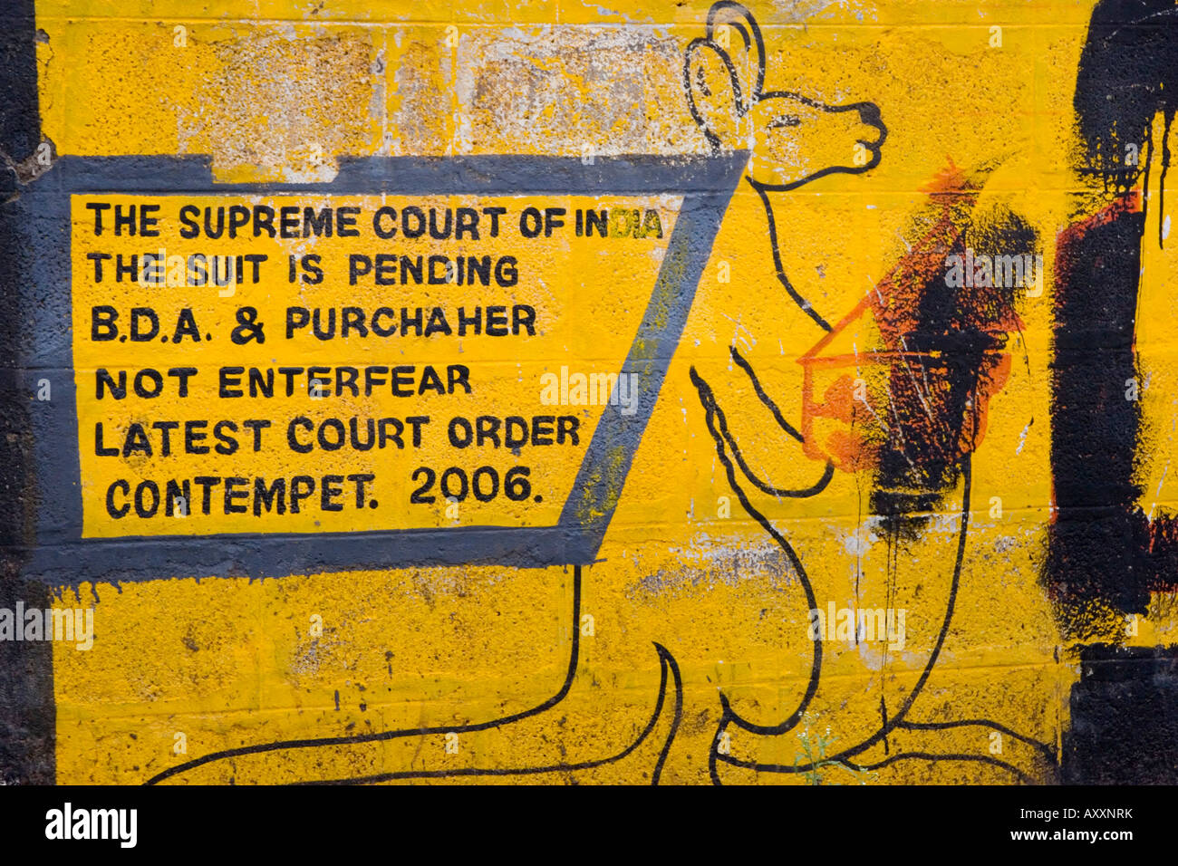 Dettagli del caso giudiziario in materia di controversia sulla proprietà della terra scritta sulla parete in Bangalore Foto Stock