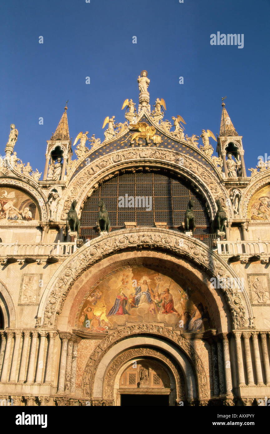 Dettagli architettonici della basilica di San Marco (St. Marco basilica cristiana), Venezia, Sito Patrimonio Mondiale dell'UNESCO, Veneto, Italia Foto Stock