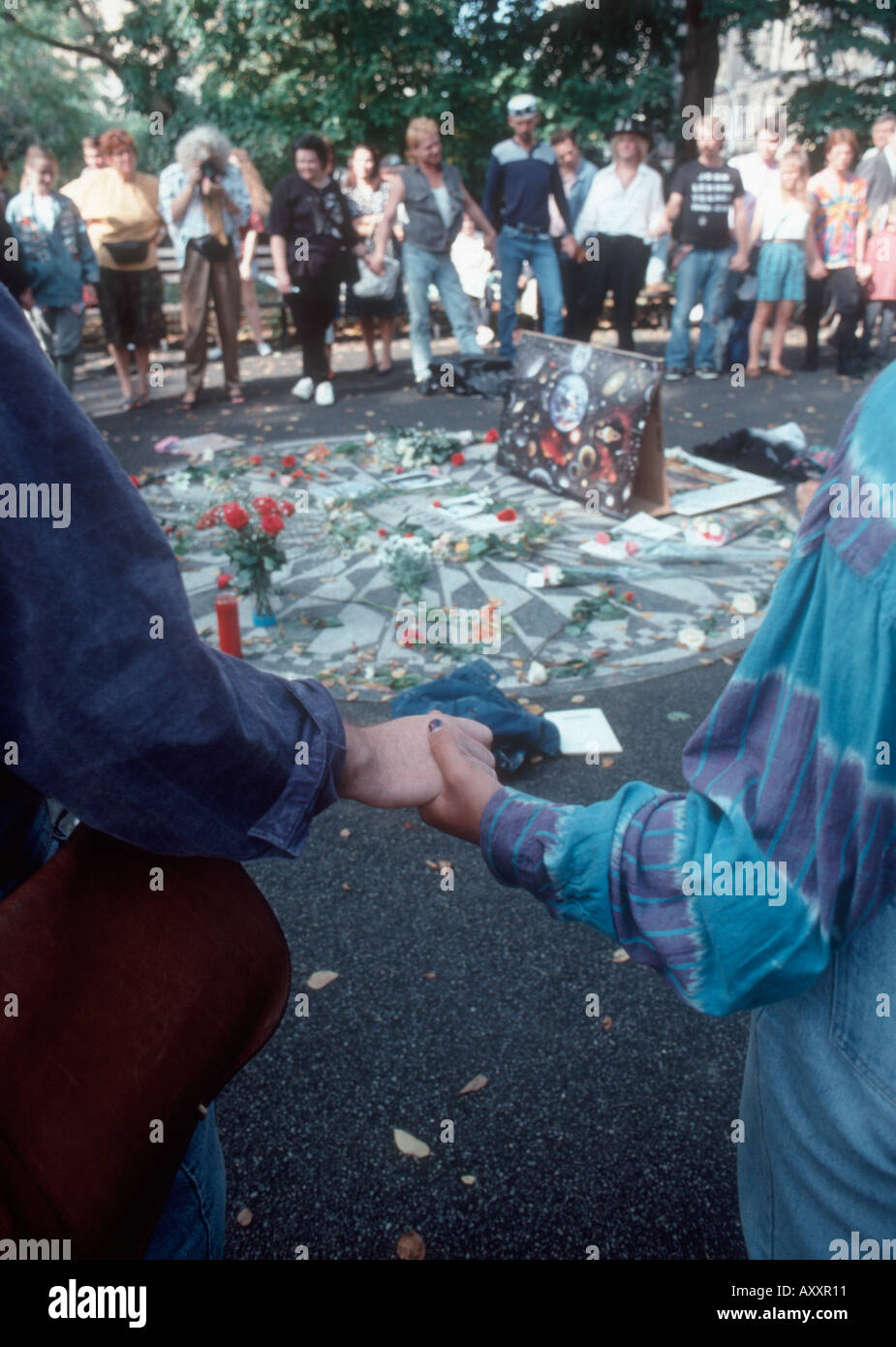 Una celebrazione di ciò che sarebbe John Lennon s cinquantesimo compleanno il 9 ottobre 1990 a Strawberry Fields a Central Park Foto Stock