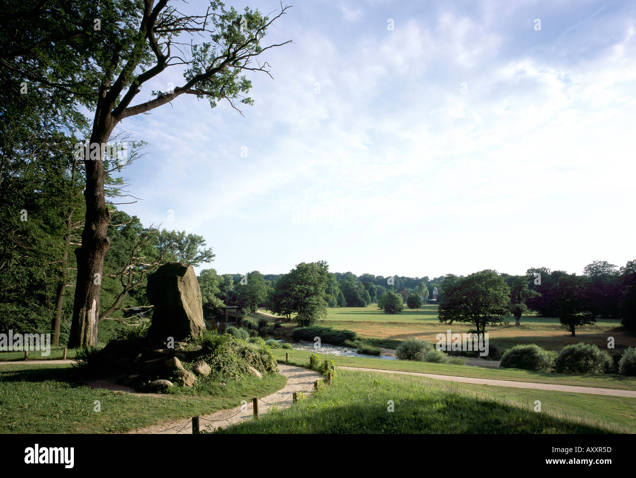 Bad Muskau, Landschaftspark (Parco Muzakowski), Blick vom Pücklerstein über die Neiße auf die deutsche Seite Foto Stock