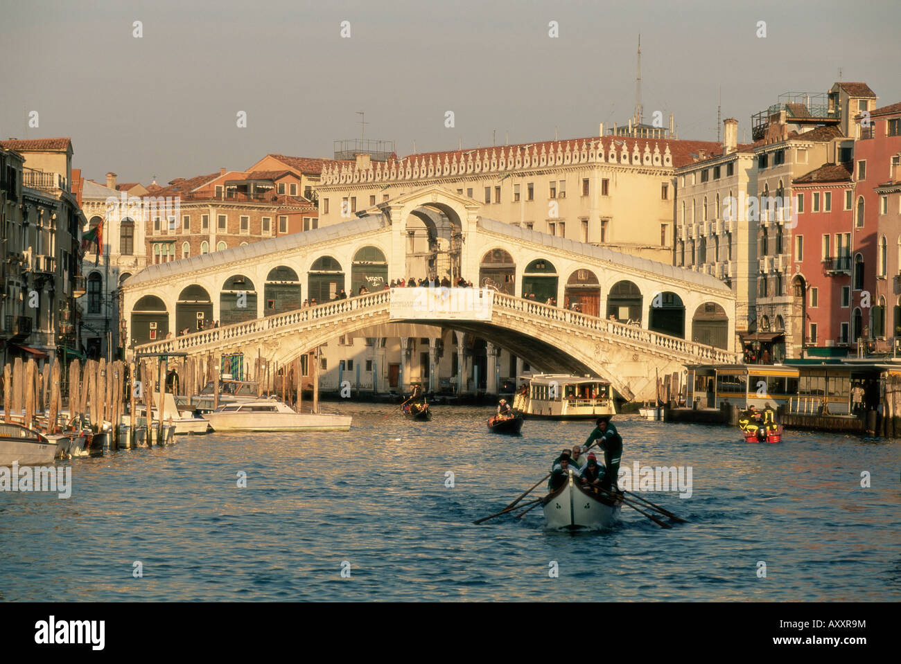 Il Ponte di Rialto e il Canal Grande di Venezia, Sito Patrimonio Mondiale dell'UNESCO, Veneto, Italia, Europa Foto Stock