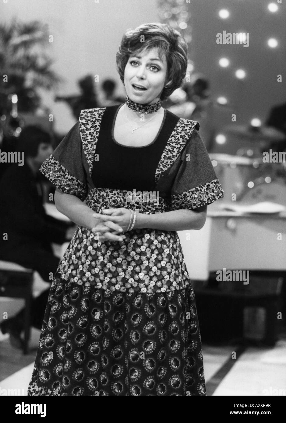 Corren, Carmela, * 13.2.1938, cantante israeliano, a mezza lunghezza, ospite del programma televisivo ZDF "piel mir eine alte Melodie", Germania, 24.3.1977, Foto Stock