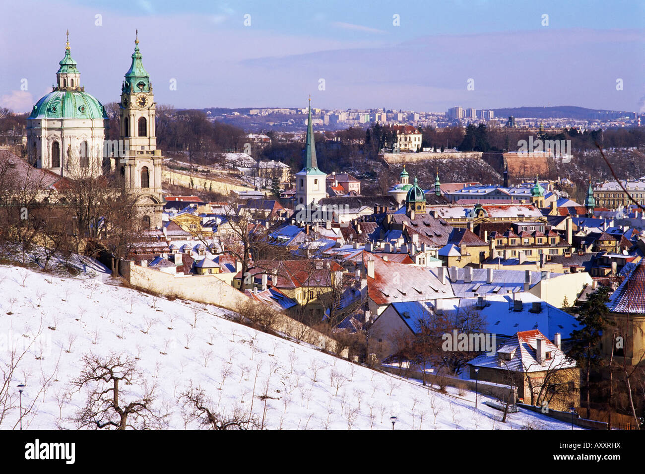 Schonbornska giardino barocco, la chiesa di San Nicola e Mala Strana sobborgo tetti in inverno, Hradcany, Praga, Repubblica Ceca Foto Stock