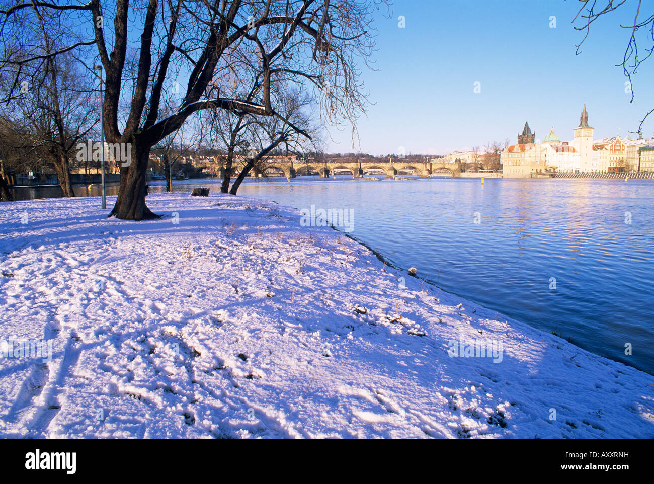 Strelecky Island, il fiume Moldava e la Città Vecchia in inverno, Mala Strana, Praga, Repubblica Ceca, Europa Foto Stock