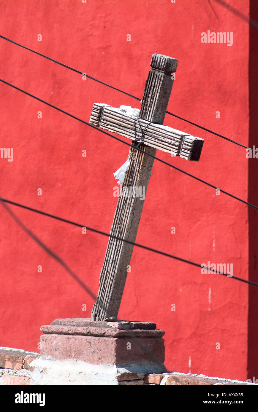 Pendente in legno stagionato croce di San Miguel De Allende Messico Foto Stock