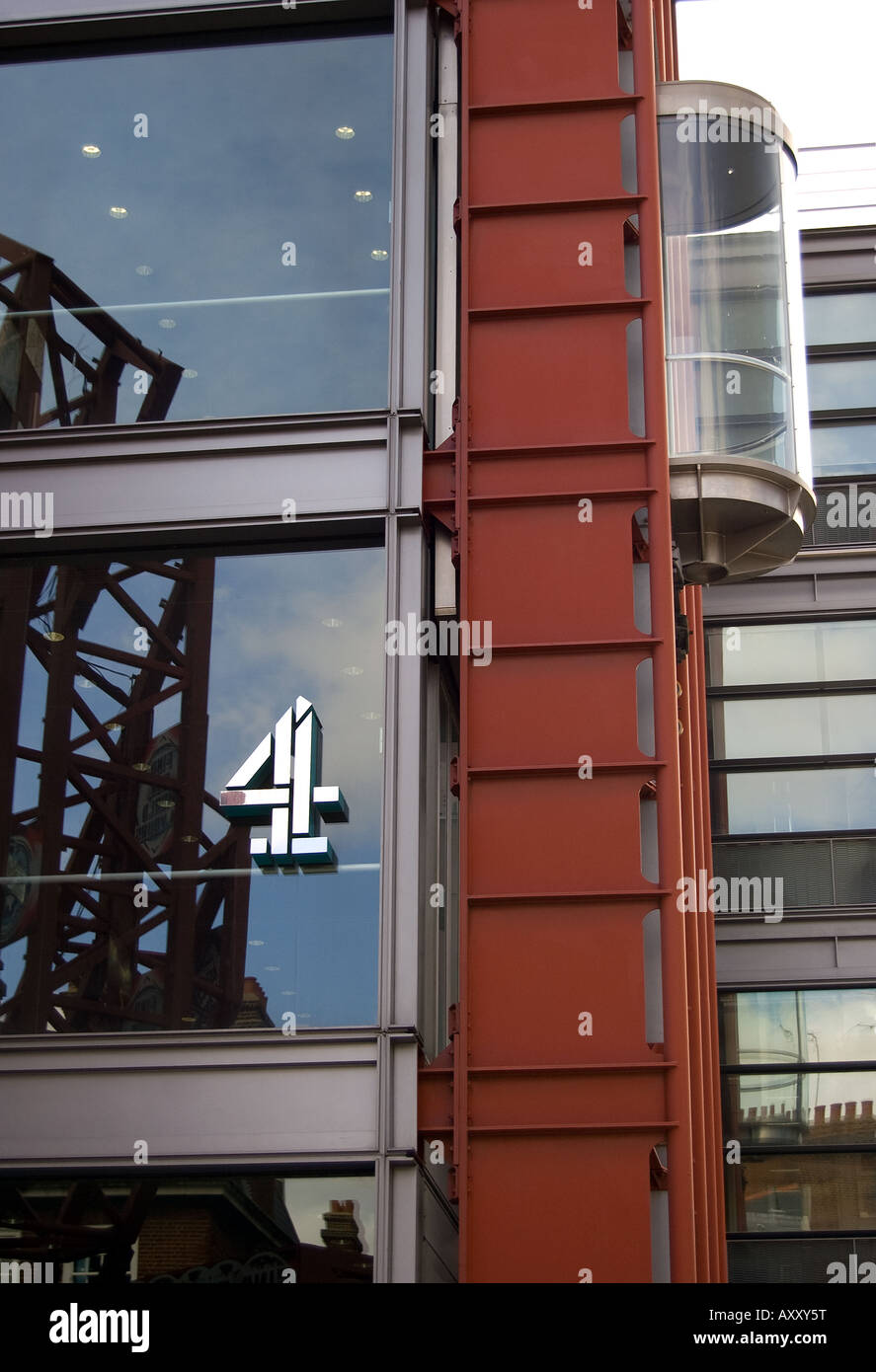 Canale 4 logo sul canale di quattro edifici Foto Stock