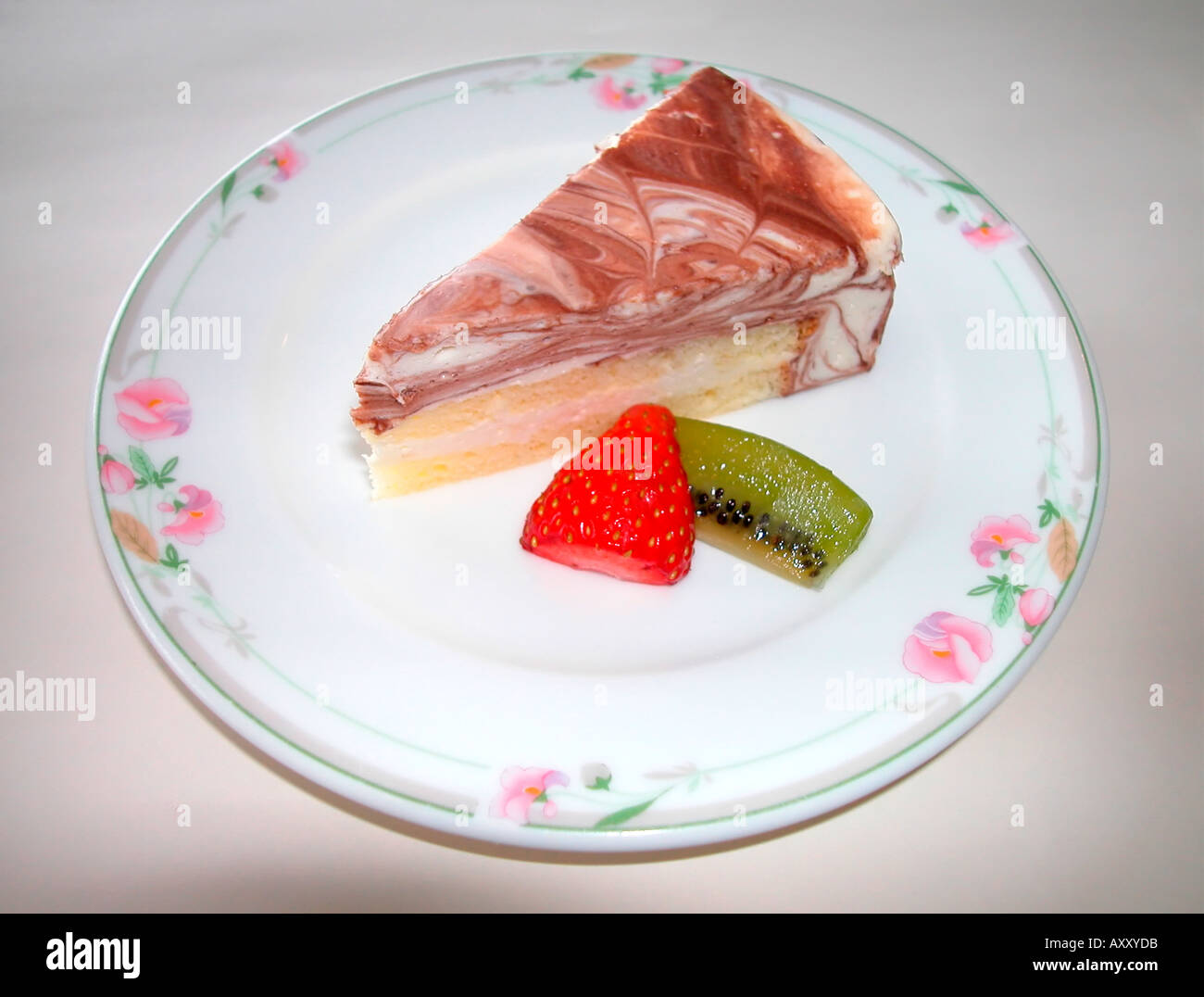 Il giapponese in Marmo torta al cioccolato con fragole e kiwi Foto Stock