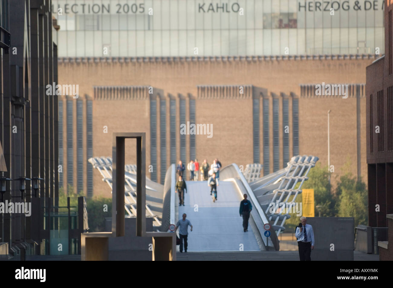 Il Millennium Bridge con la Tate Modern a Bankside oltre a Londra, Inghilterra, Regno Unito, Europa Foto Stock