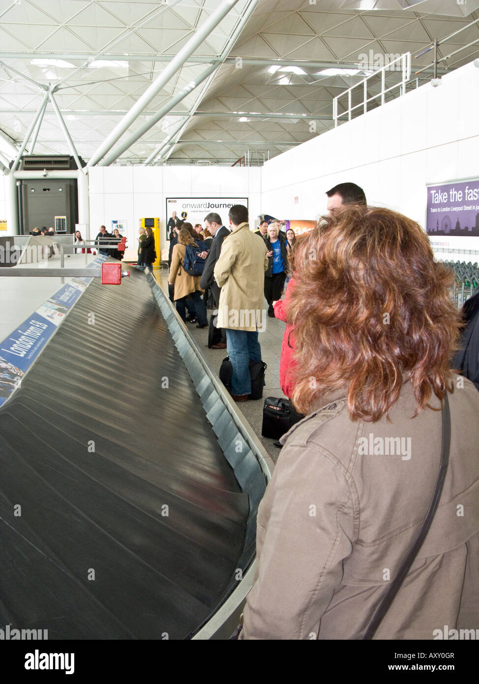I passeggeri in attesa per i bagagli sul volo EasyJet, l'aeroporto di Stansted, England, Regno Unito Foto Stock