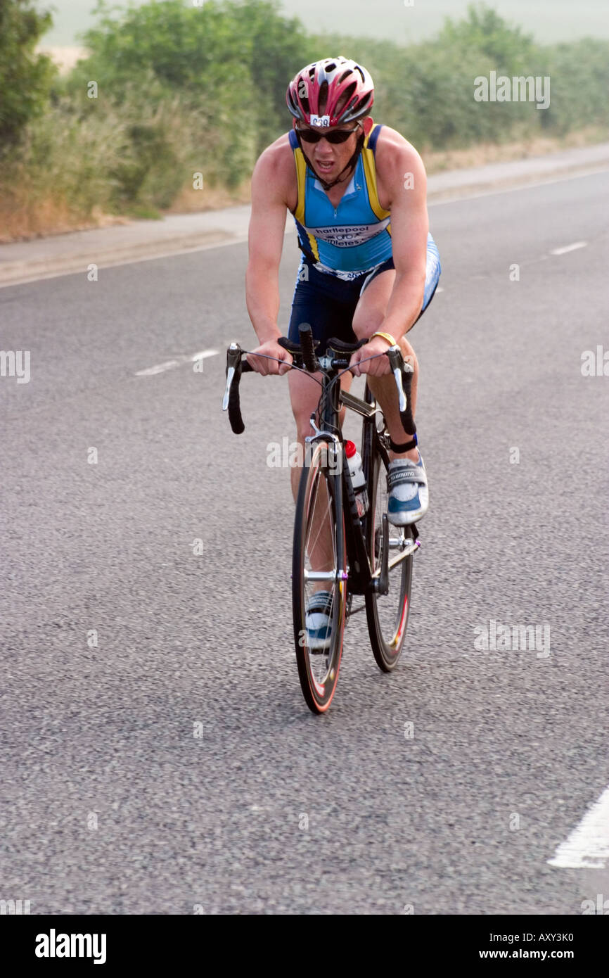 Concorrente maschile durante le escursioni in bicicletta gamba del Wakefield Triathlon 2006 che mostra i segni della stanchezza sul viso Foto Stock