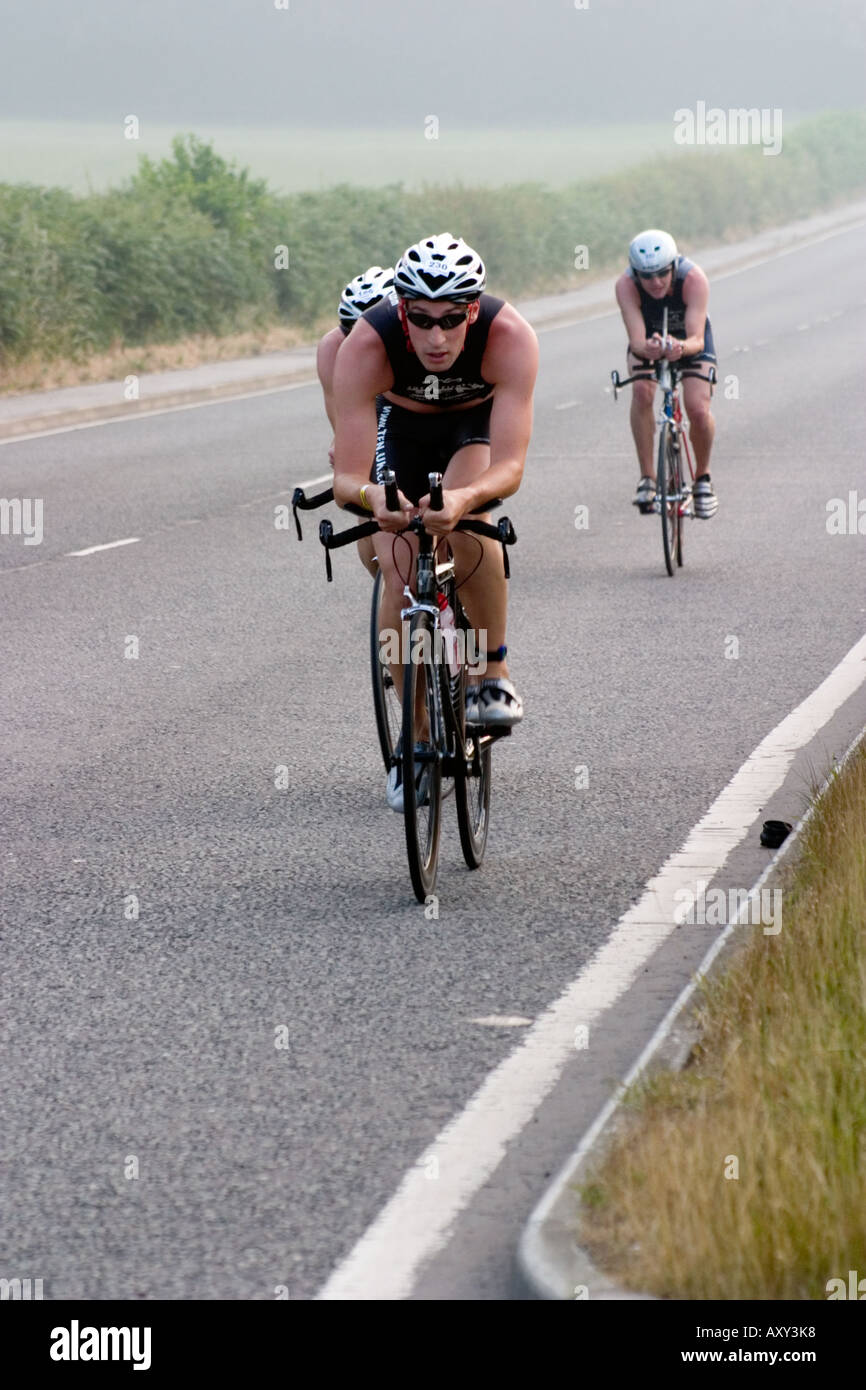 I concorrenti di sesso maschile durante le escursioni in bicicletta gamba del Wakefield Triathlon 2006 Foto Stock