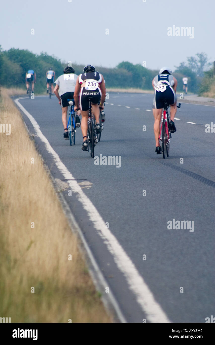 Vista posteriore dei ciclisti durning Wakefield Triathlon 2006 verso la fine della lunga ascesa su Denby Dale Road Foto Stock