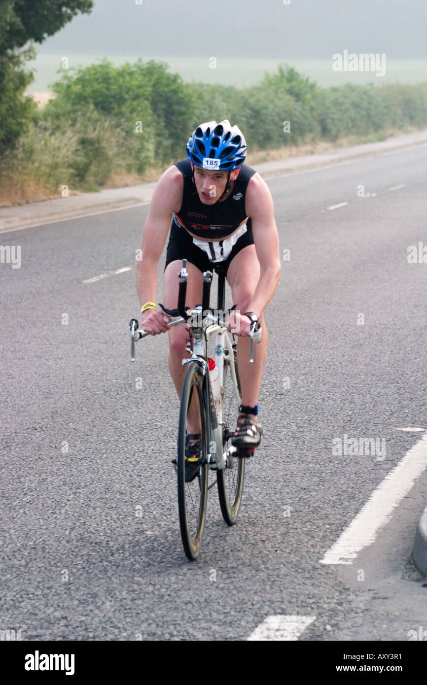 Concorrente maschile durante le escursioni in bicicletta gamba del Wakefield Triathlon 2006 Foto Stock