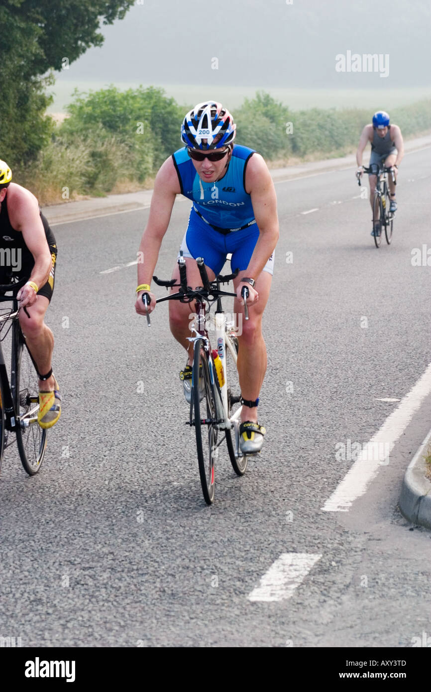 Concorrente maschile durante le escursioni in bicicletta gamba del Wakefield Triathlon 2006 Foto Stock