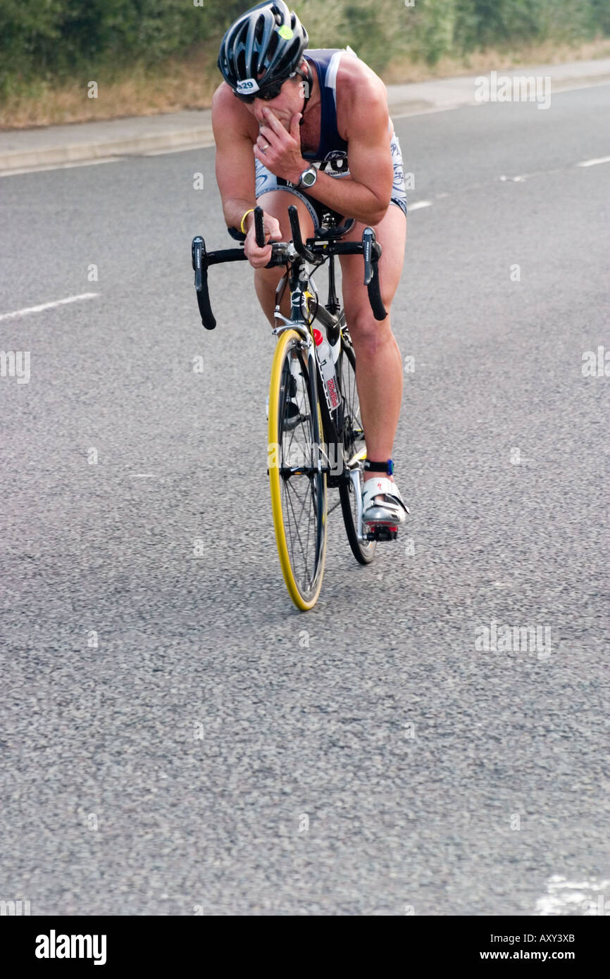 Concorrente maschio cancella i suoi passaggi nasali durante la gamba del ciclismo di Wakefield Triathlon 2006 Foto Stock