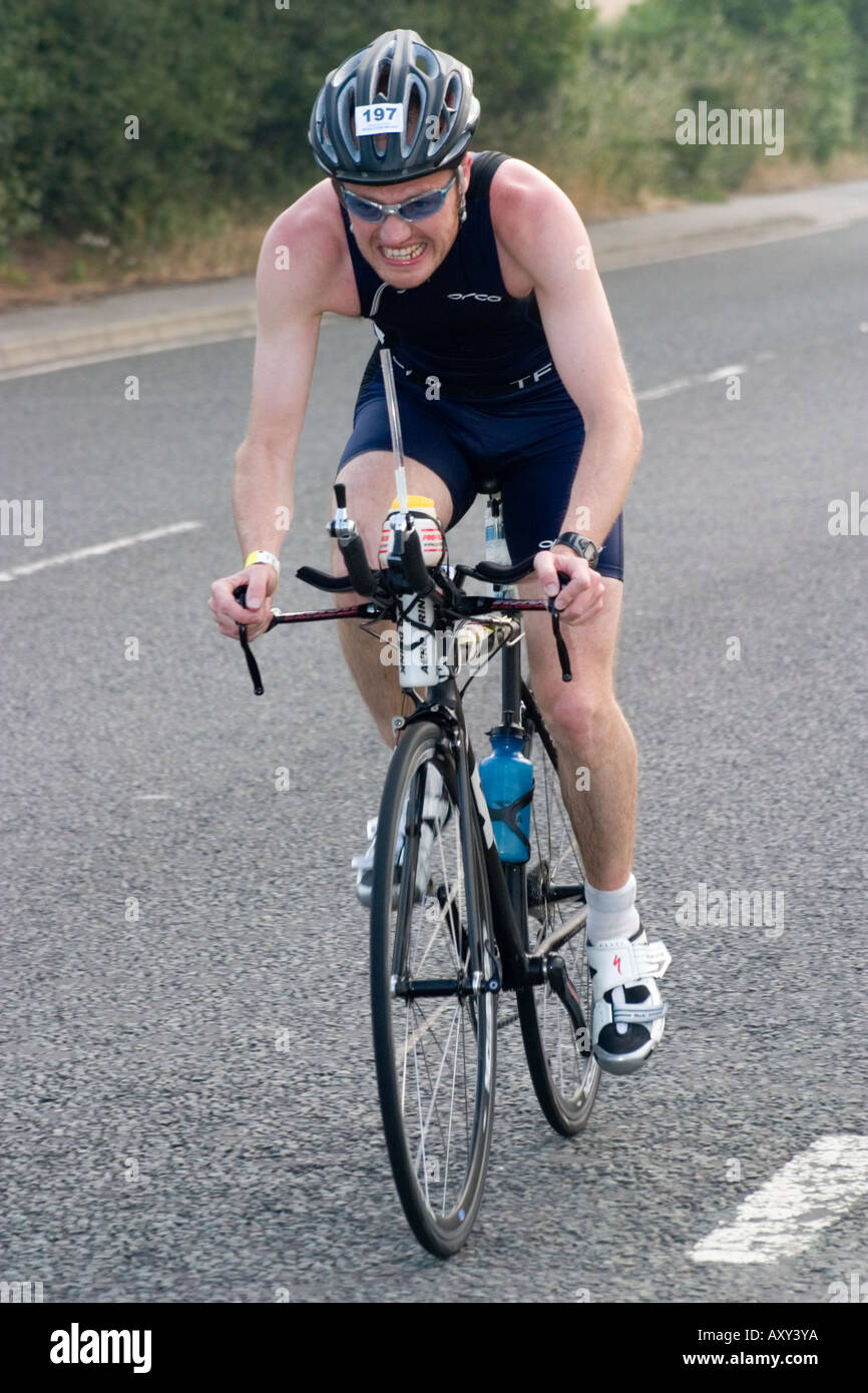 Concorrente maschile durante le escursioni in bicicletta gamba del Wakefield Triathlon 2006 che mostra il dolore e fatica sul viso Foto Stock