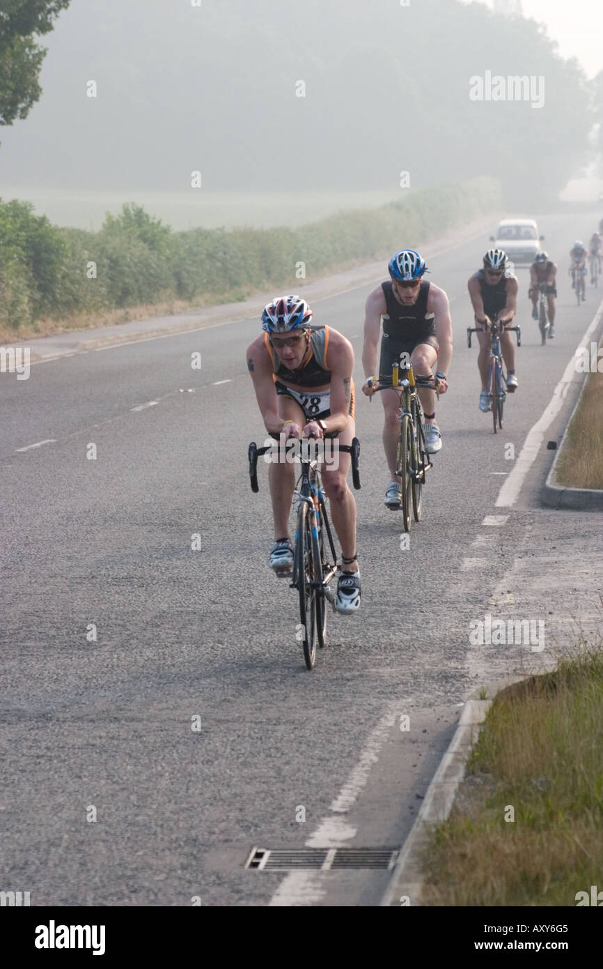 La linea di concorrenti in bicicletta fino la lunga salita del Denby Dale Road durante il 2006 Wakefield Triathlon Foto Stock