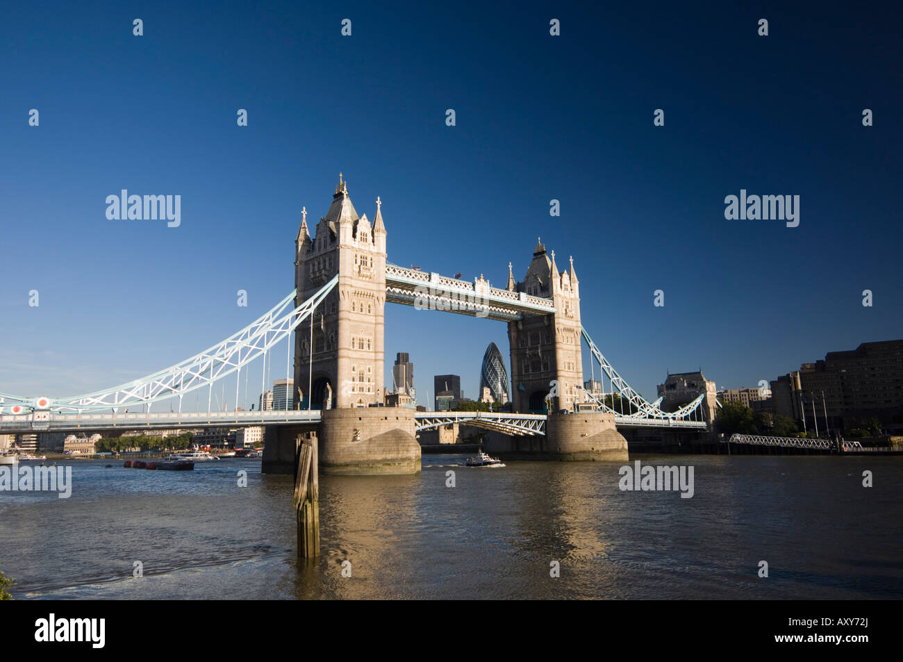 Il Tower Bridge e la City di Londra oltre a Londra, Inghilterra Foto Stock