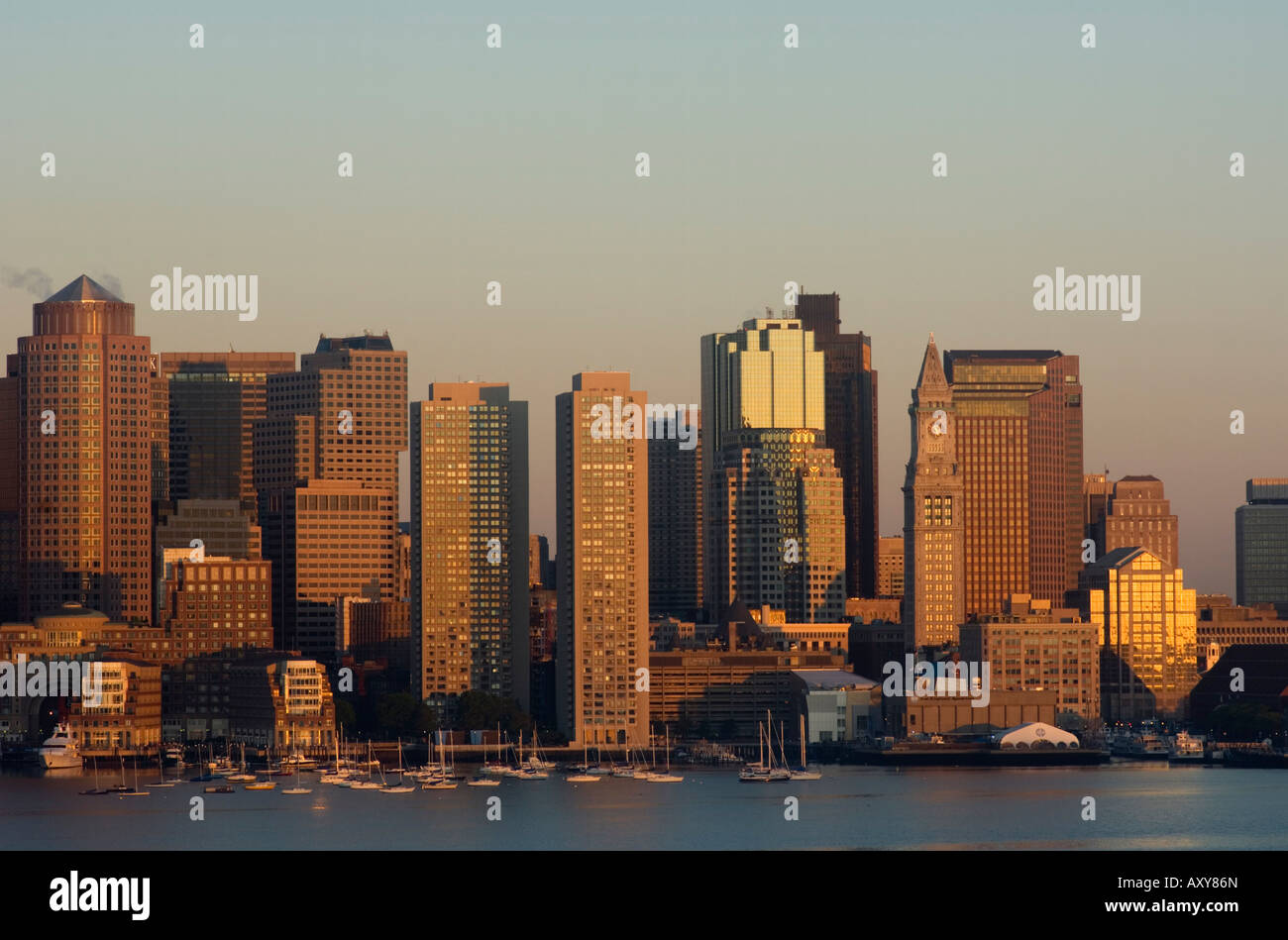 Skyline della città all'alba, Boston, Massachusetts, STATI UNITI D'AMERICA Foto Stock