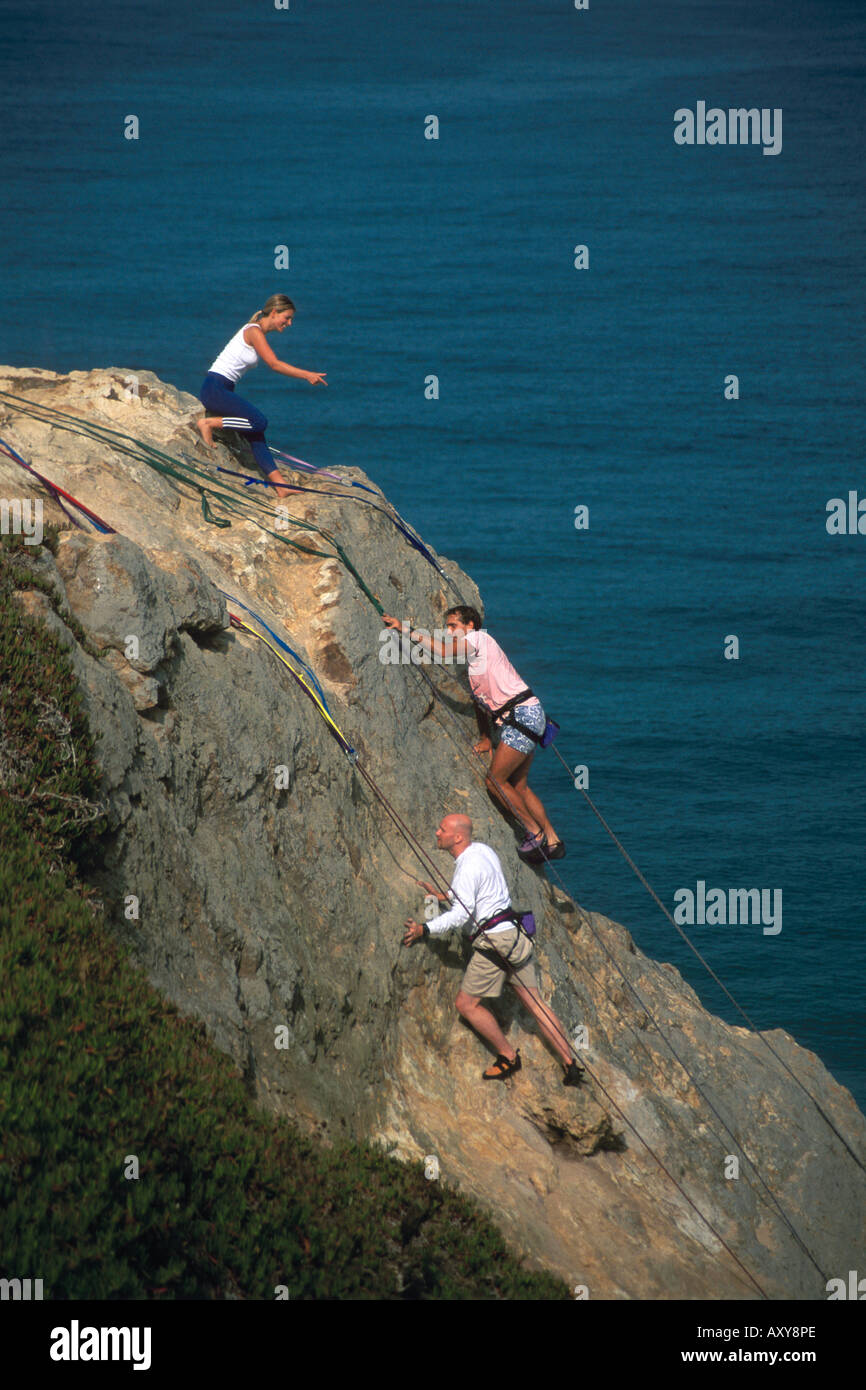 Gli alpinisti imparare a salire sulla scogliera di Point Dume Point Dume State Beach vicino a Malibu Los Angeles County in California Foto Stock