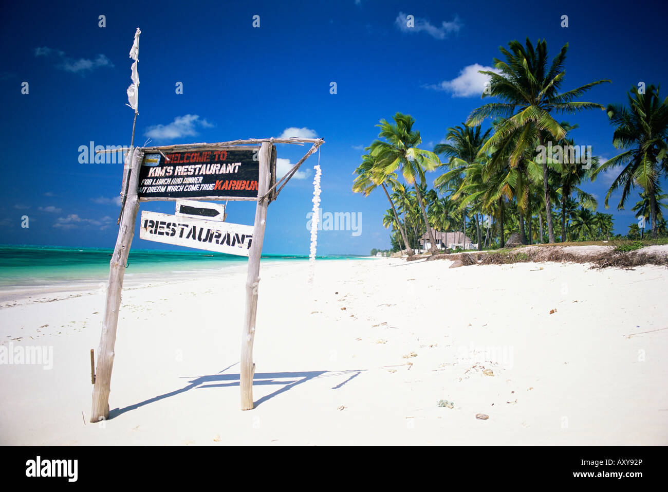 Segno ristorante sulla spiaggia di Jambiani, isola di Zanzibar, Tanzania, Africa orientale, Africa Foto Stock