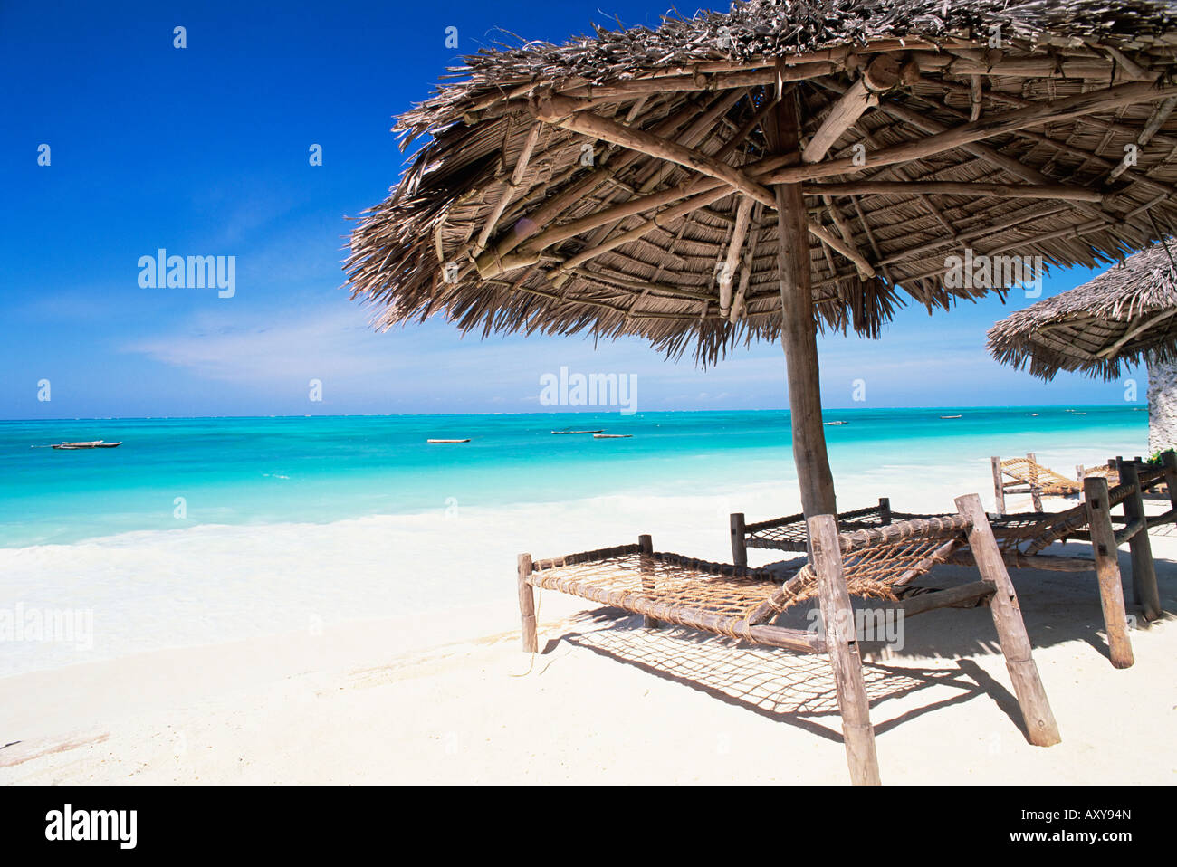 Ombrellone in spiaggia che si affaccia sull'Oceano Indiano, Jambiani beach,  isola di Zanzibar, Tanzania, Africa orientale, Africa Foto stock - Alamy