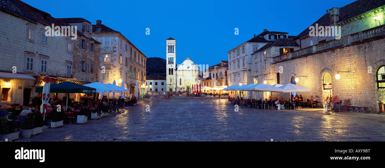 Town Square (Trg Sveti Stjepana) e la cattedrale di Santo Stefano al crepuscolo, la citta di Hvar, isola di Hvar Dalmazia, Croazia, Europa Foto Stock