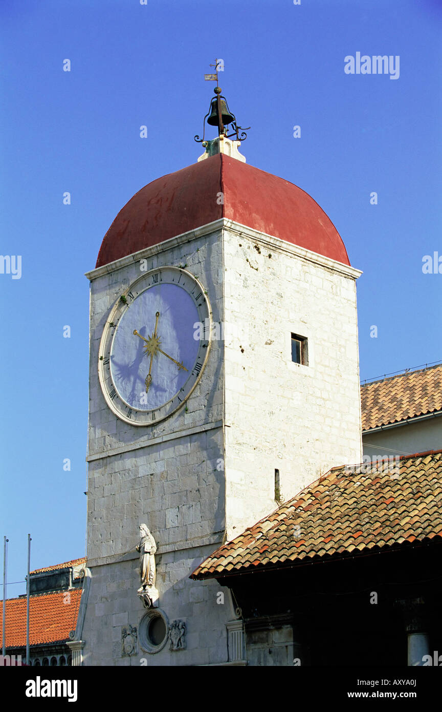 La torre dell orologio sul municipio del XV secolo, Trogir, Sito Patrimonio Mondiale dell'UNESCO, Dalmazia, Croazia, Europa Foto Stock