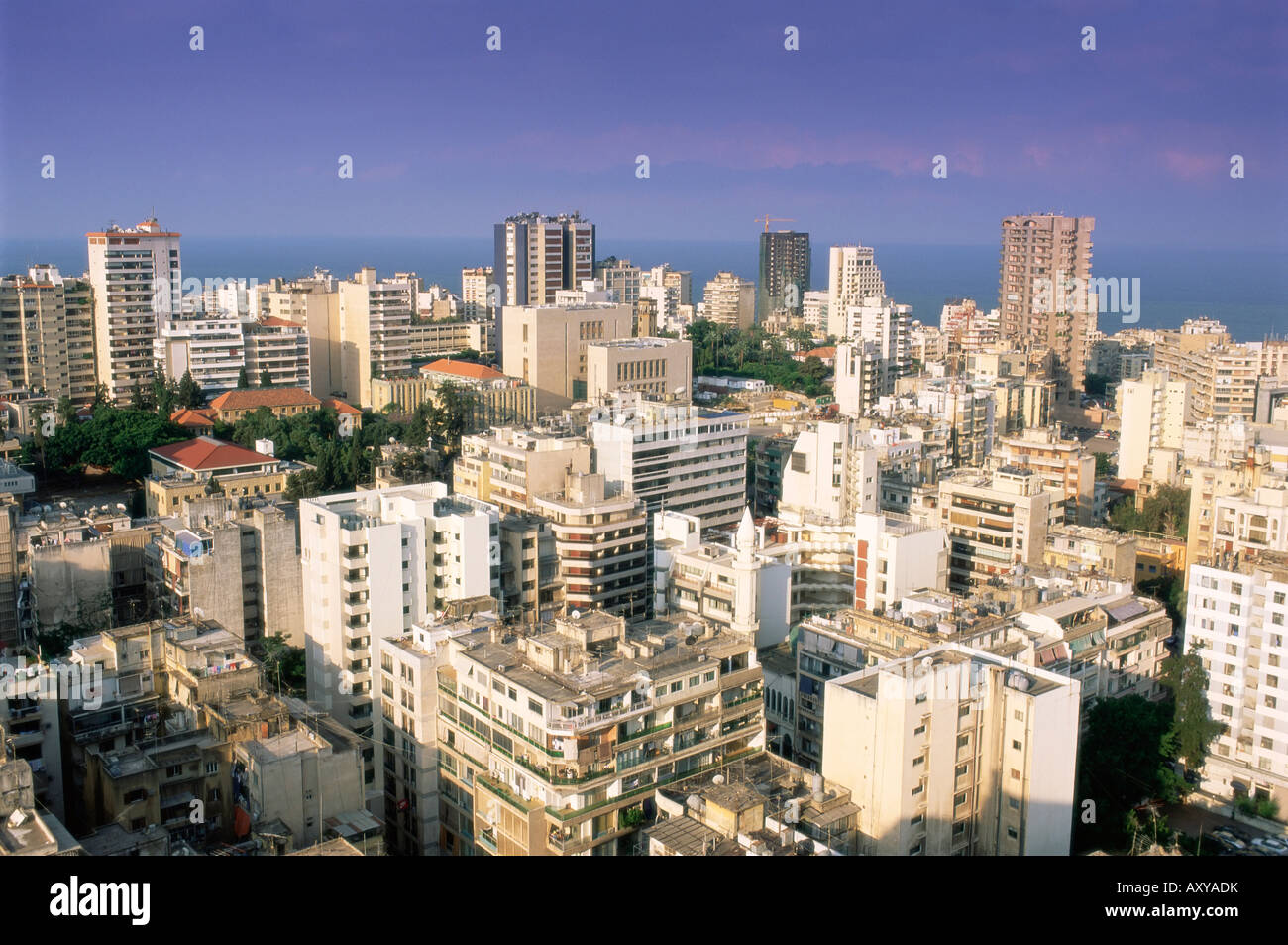 Vista in elevazione oltre il quartiere alla moda di centrale quartiere di Hamra nella città ricostruita, Beirut, Libano, Medio Oriente Foto Stock