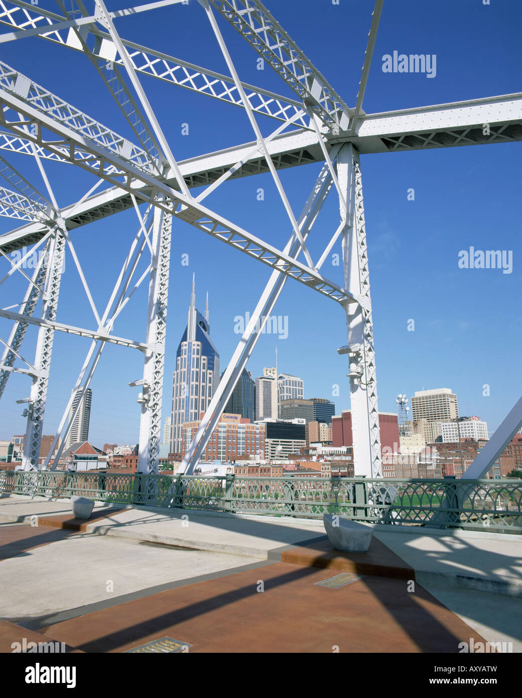 Skyline della città e nuovo ponte pedonale, Nashville, Tennessee, Stati Uniti d'America, America del Nord Foto Stock