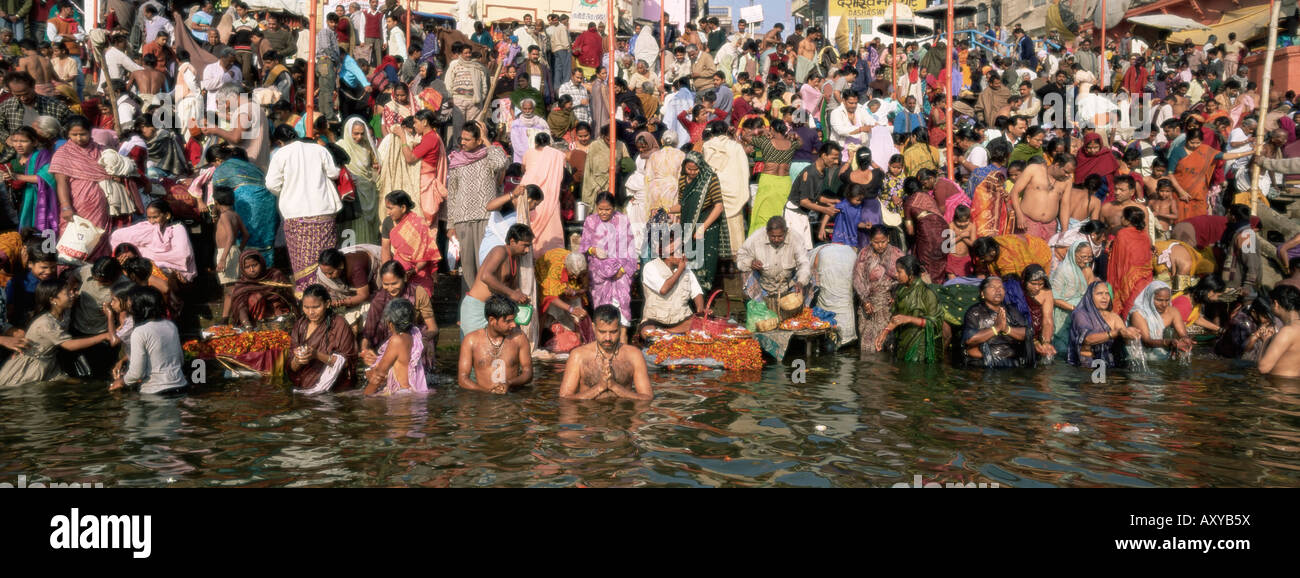 Gli indù la balneazione in early mornin nel sacro Gange, Varanasi (Benares), nello stato di Uttar Pradesh, India Foto Stock