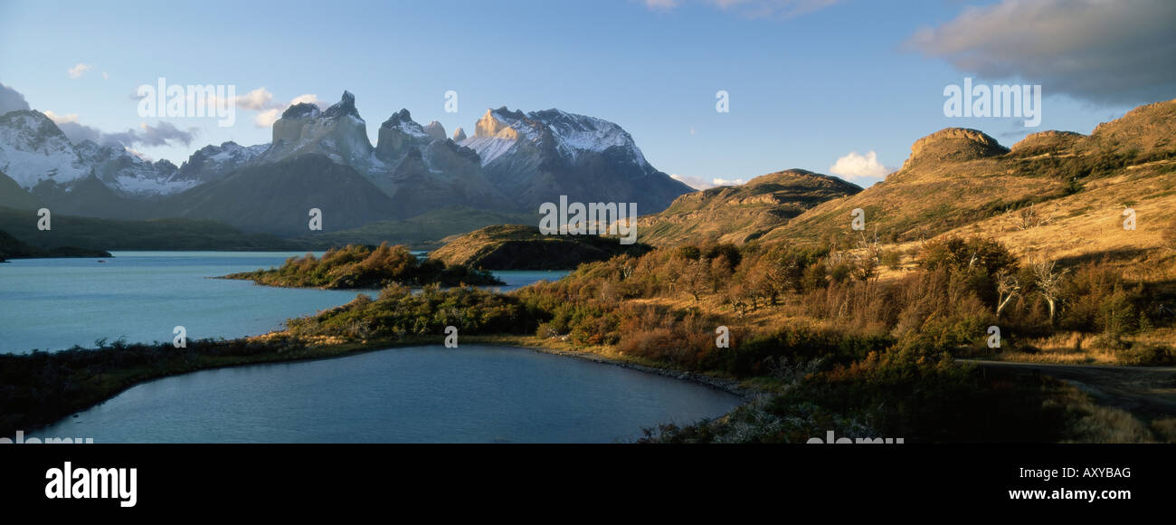 Cuernos del Paine che si elevano fino al di sopra del Lago Pehoe, Parco Nazionale Torres del Paine, Patagonia, Cile, Sud America Foto Stock