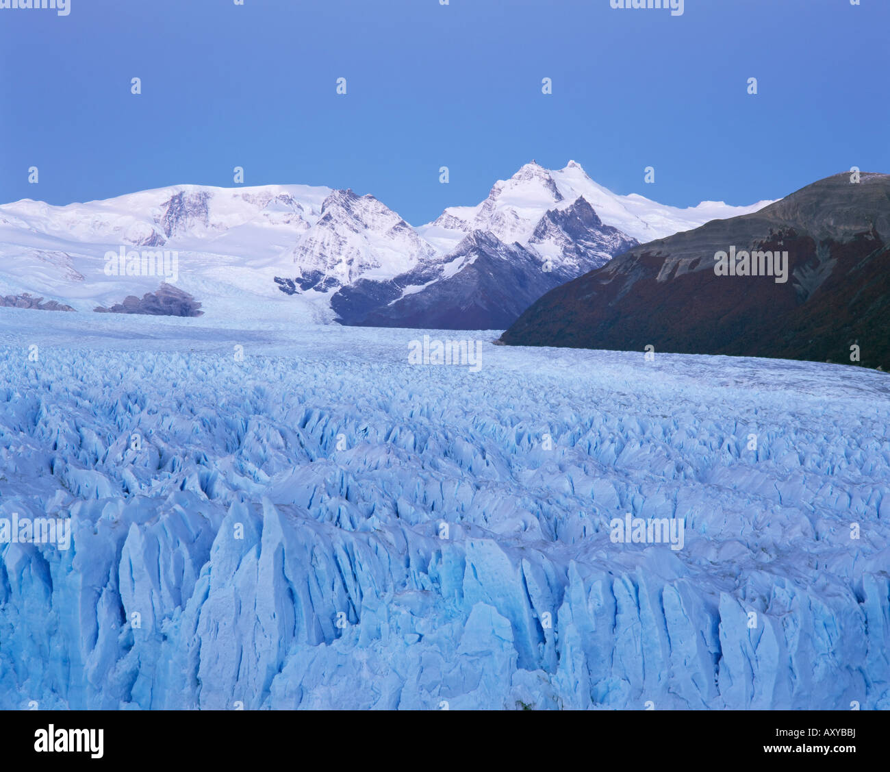 Ghiacciaio Perito Moreno e montagne delle Ande, Parque Nacional Los Glaciares, Sito Patrimonio Mondiale dell'UNESCO, El Calafate, Argentina Foto Stock