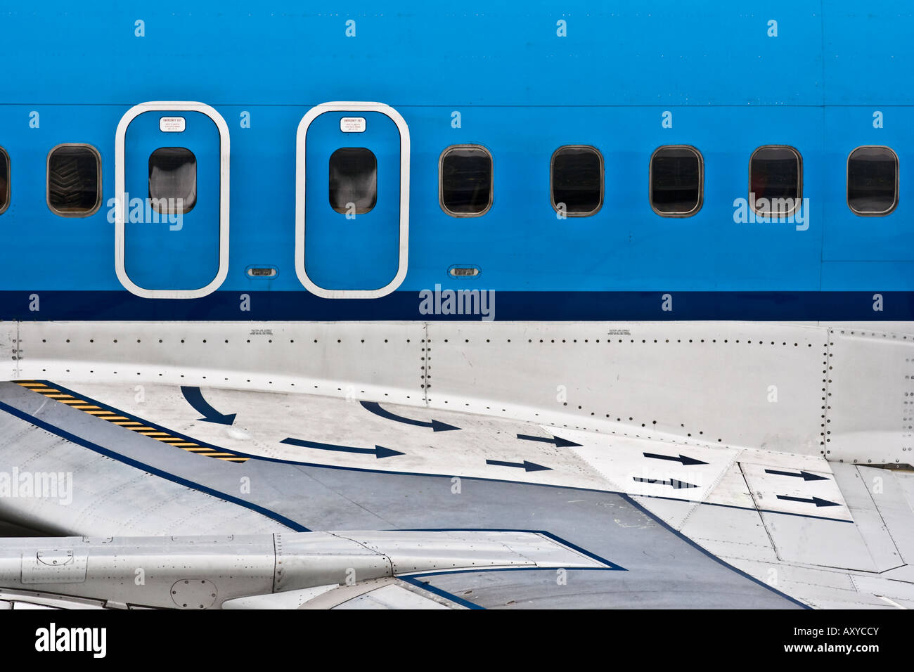 Primo piano della porta laterale parafango su uscite di emergenza di una KLM Boeing 737-400. Foto Stock